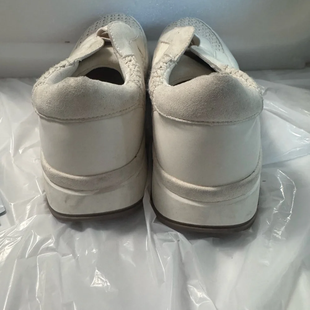 Reaction by Kenneth Cole slip on sneakers in creamy almond color NWOT Size 10